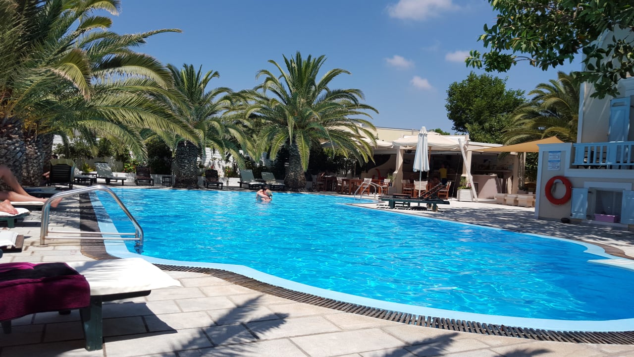 Traumhaft schöne Poolanlage mit Poolbar und Lounge Hotel Strogili