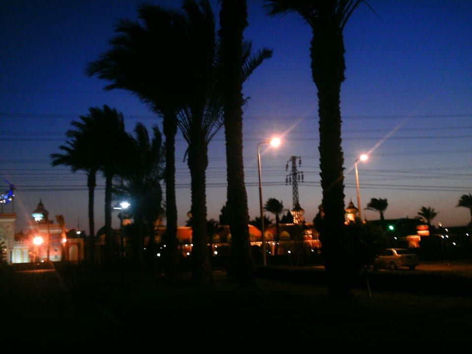 Abends vorm Hotel Pickalbatros Alf Leila Wa Leila Resort - Neverland Hurghada