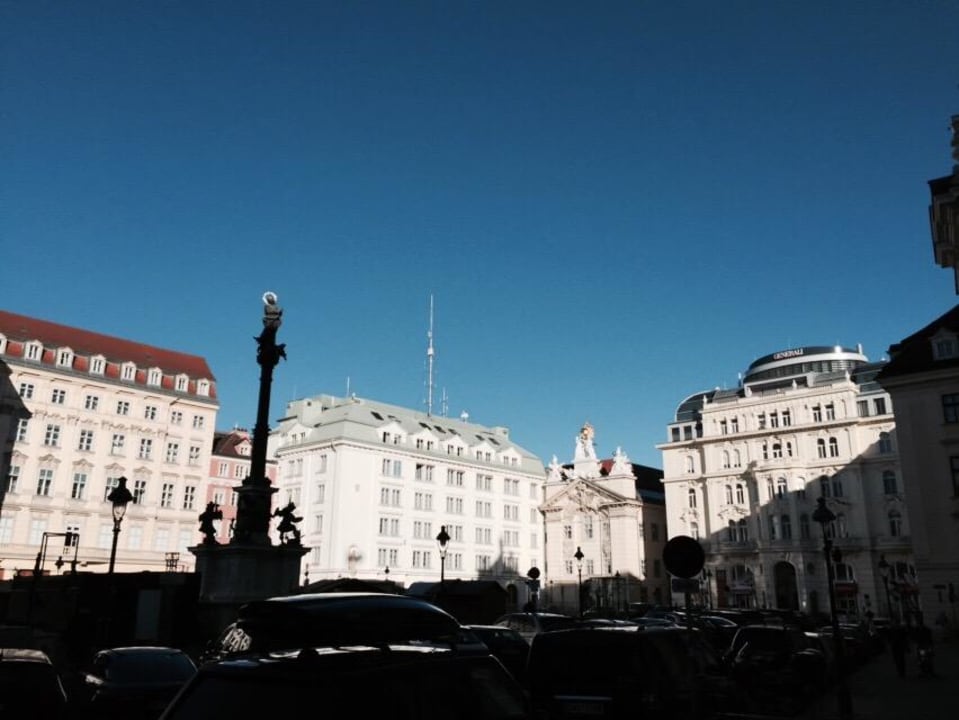 Vor dem Eingang Park Hyatt Vienna