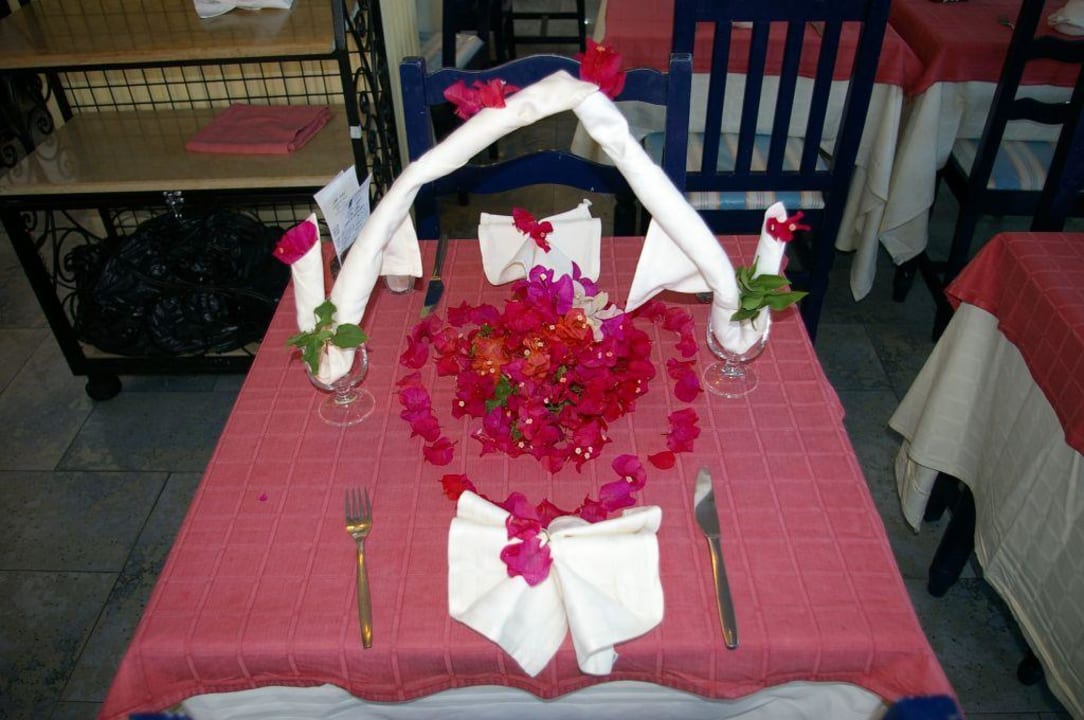 zum Abschied ein geschmückter Tisch Houda Golf & Beach Club