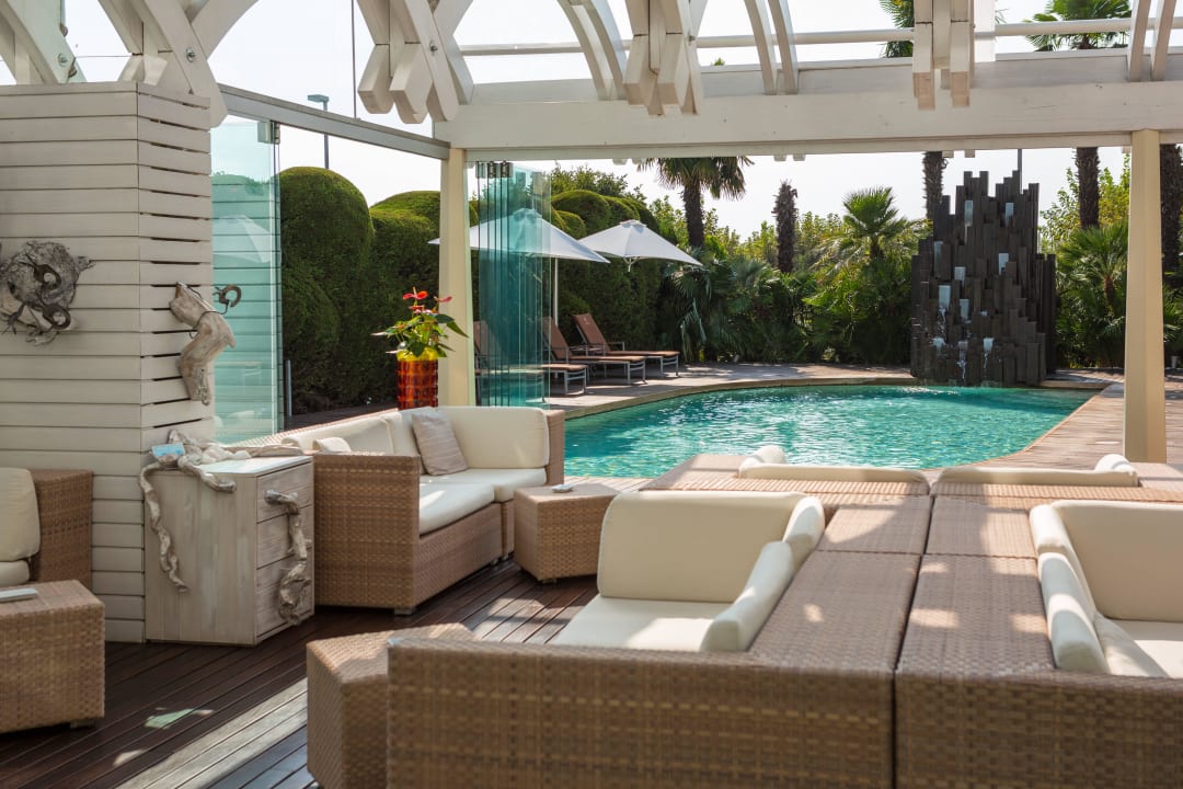 Front Lounge Color Hotel