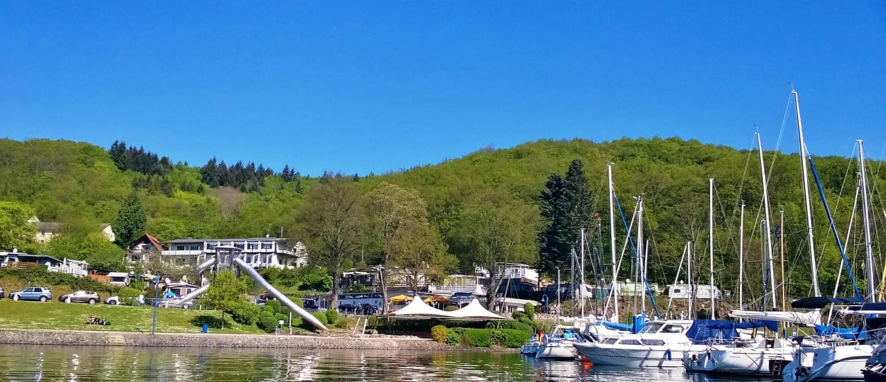 Hotel vom See aus gesehen Haus am See