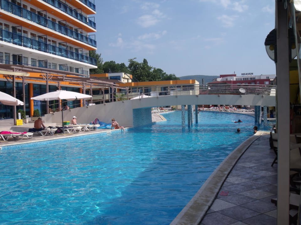 Pool im Ganzen Hotel Glarus Beach