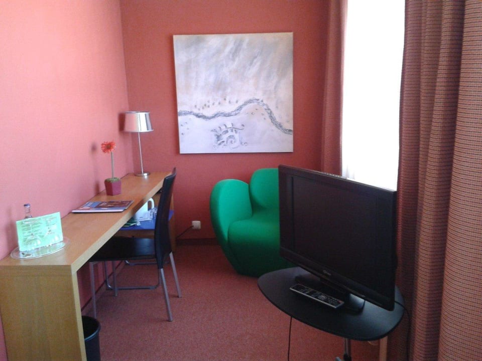Zimmer: TV Sessel Tisch usw Cityhotel Dortmund