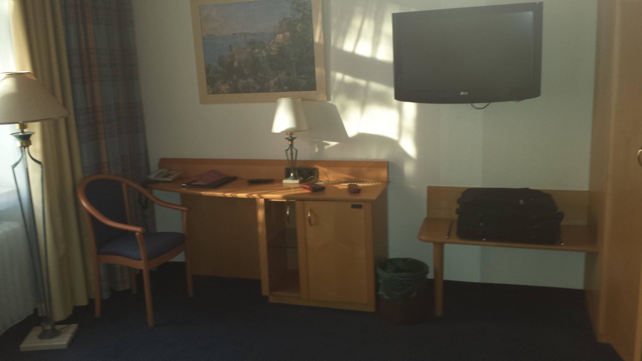 Schreibisch, kein kostenfreies W-LAN Cityhotel Thüringer Hof