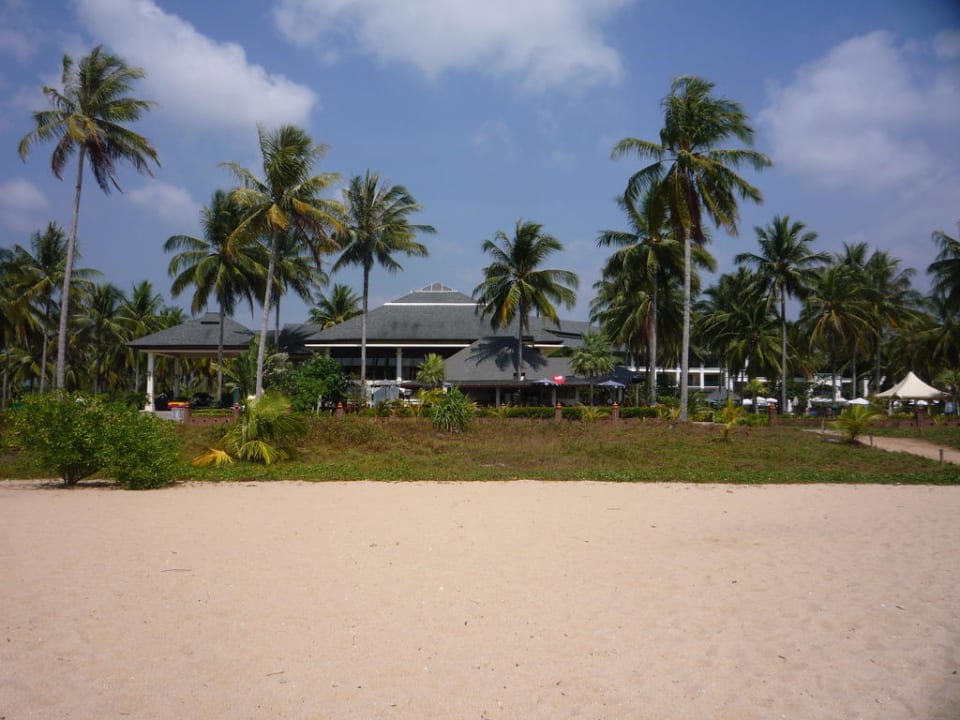 Blick vom Strand zum Hotel Khaolak Orchid Beach Resort