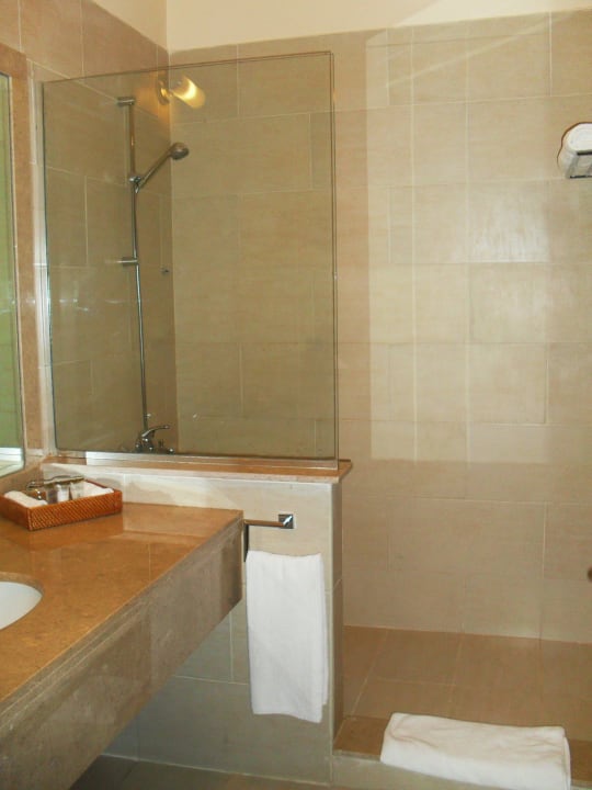 Saubere und große Dusche JAZ Aquamarine Resort