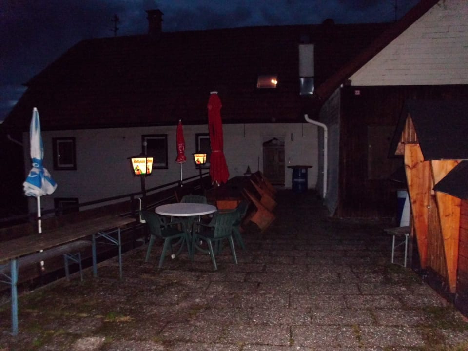 Eingangsbereich mit Tischen und Grillkota! Pension Fernsicht