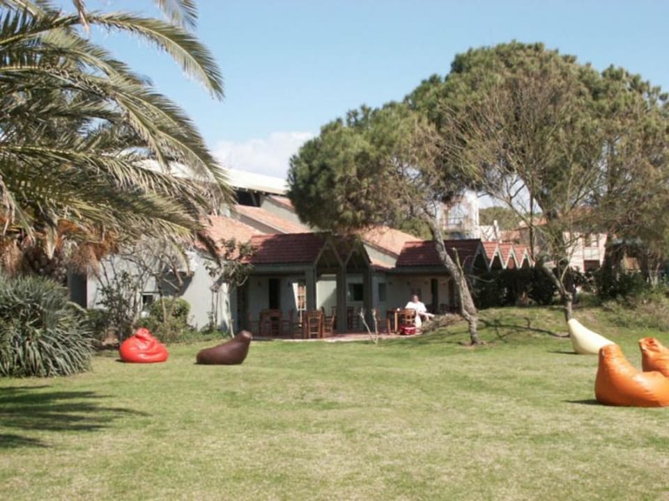 Club Mega Saray - Wiese vor dem türkischen Kaffee Megasaray Club Belek