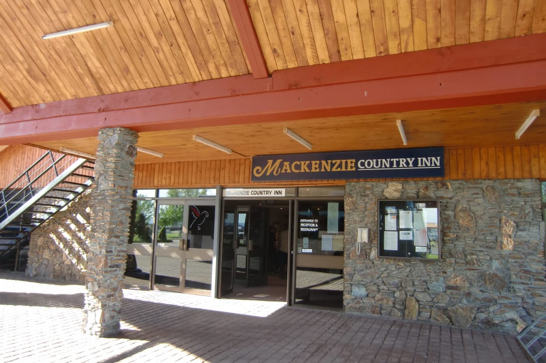 Eingang MacKenzie Country Hotel