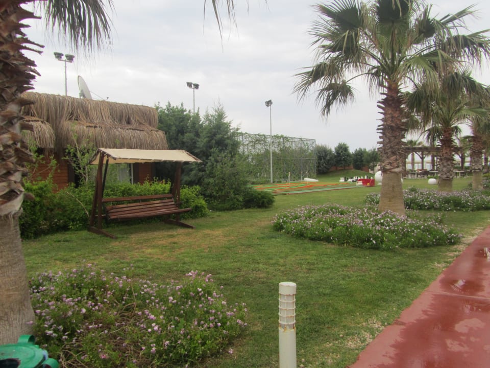 Weg zum Strand Saturn Palace Resort Hotel
