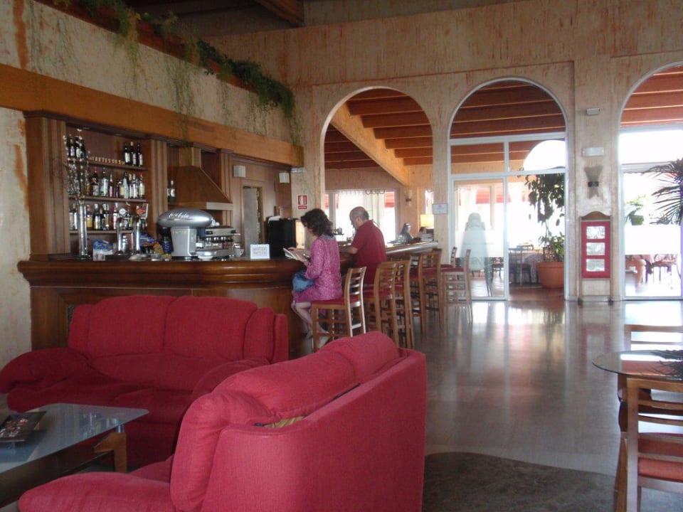 Bar in der Eingangshalle Ilunion Sancti Petri