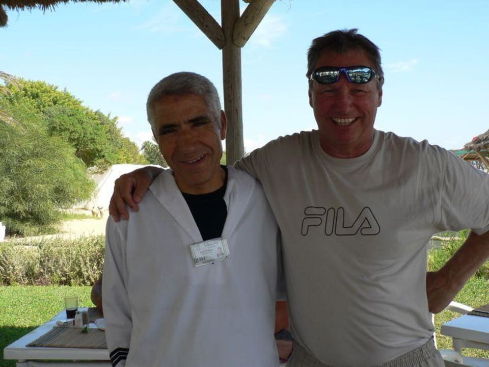 netter Kellner im Strandrestaurant The Orangers Beach Resort and Bungalows