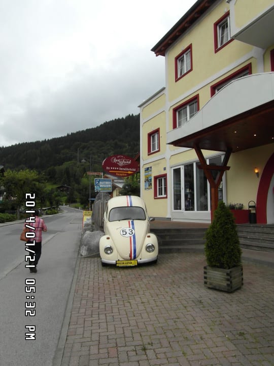 VW Käfer vor dem Hotel Vötters Verwöhnhotel Kaprun