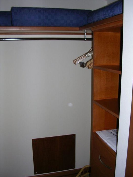 Kleiderzimmer Hotel Le Meridien Al Aqah Beach Resort