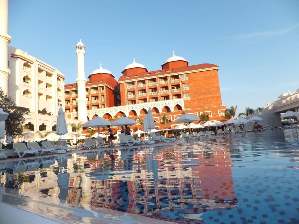 Poolblick von der Liege Royal Taj Mahal Hotel