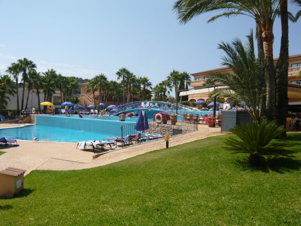 Seitliche Poolansicht Mon Port Hotel & Spa