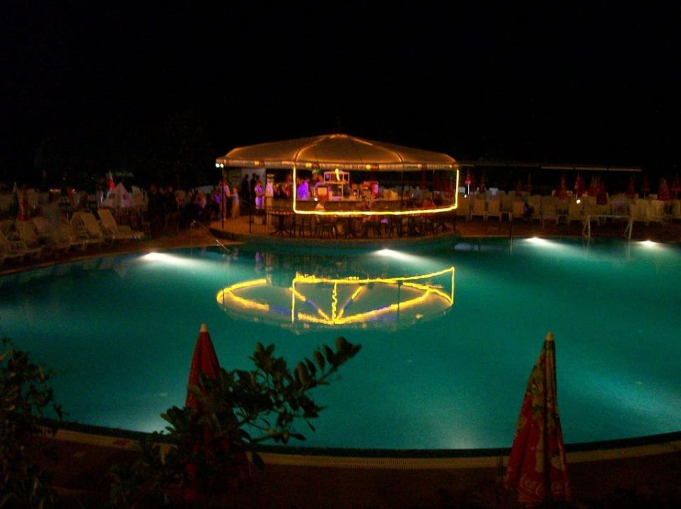 Poolbar am Abend Bella Vista Beach Club