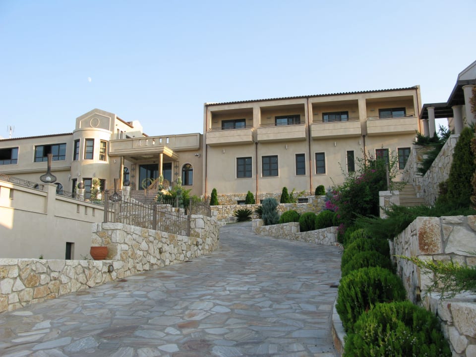 Zum Eingang hin Sivota Diamond Spa Resort