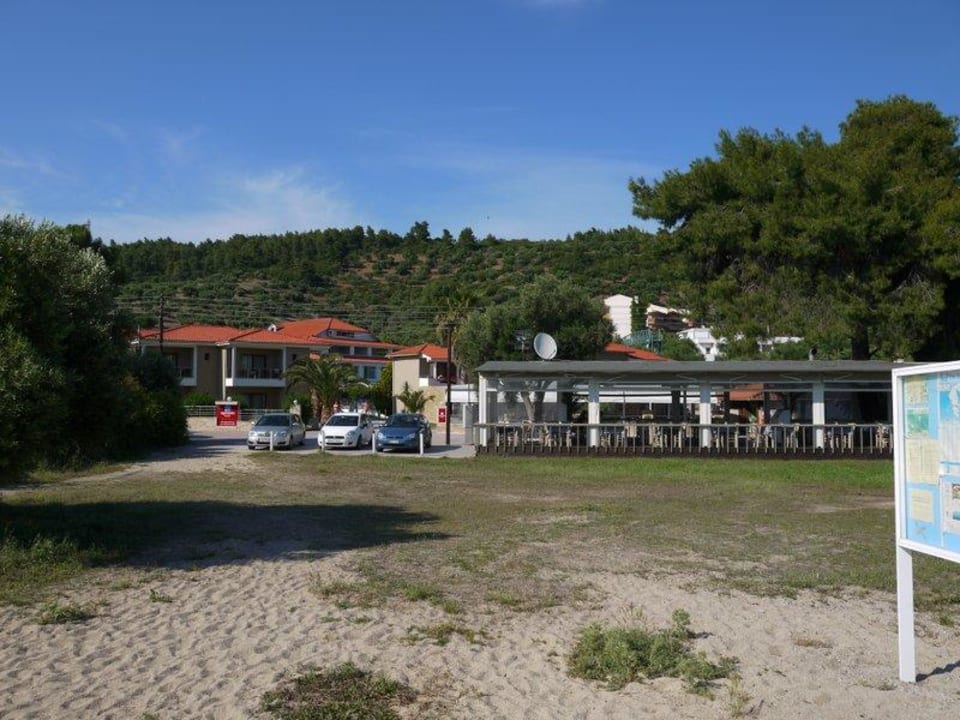 Hotelansicht vom Strand aus Hotel Lagomandra Beach