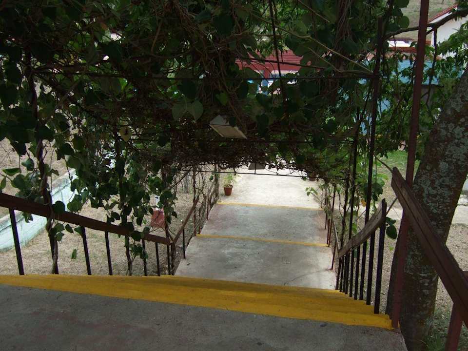 Weg zum Pool/Restaurant Hotel Rancho Hatuey