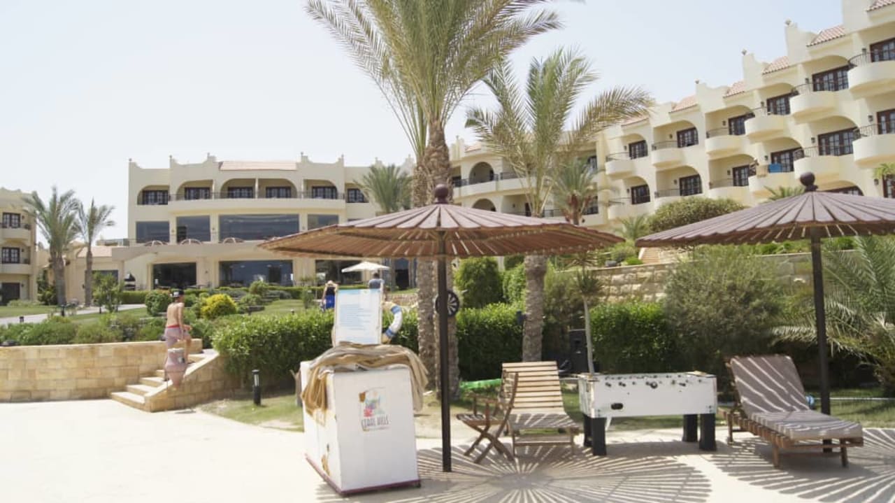 Widok z basenu Coral Hills Resorts & SPA