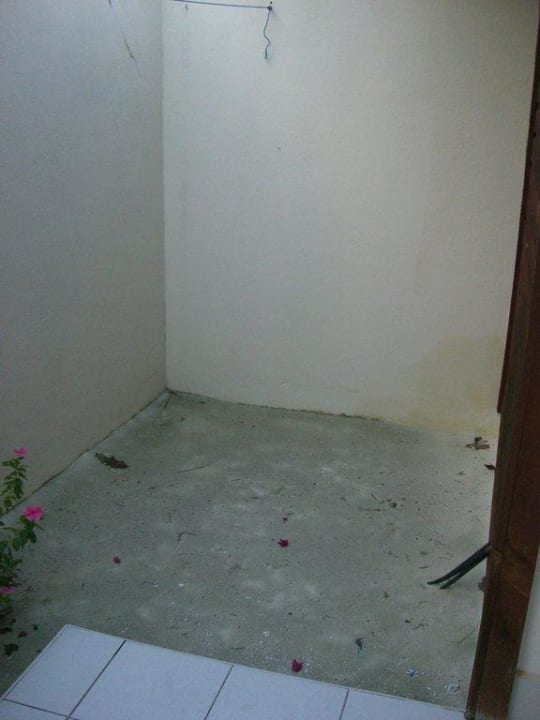 Blick von der Dusche in eine trotlose Ecke Meeru Maldives Resort Island