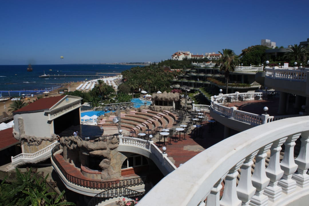 Die Bühne und verschiedene Terrassen Sunrise Queen Luxury Hotel