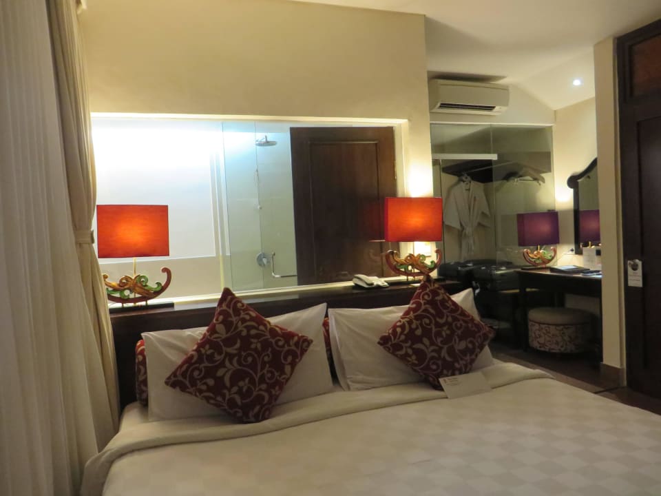 Bett, hinter Glasscheibe (zum Verschließen) Bad Segara Village Hotel