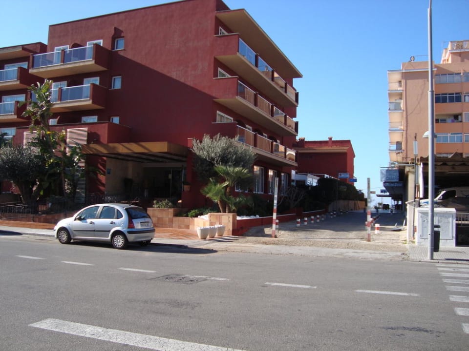 Blick von der Bushaltestelle Universal Hotel Neptuno - Adults Only