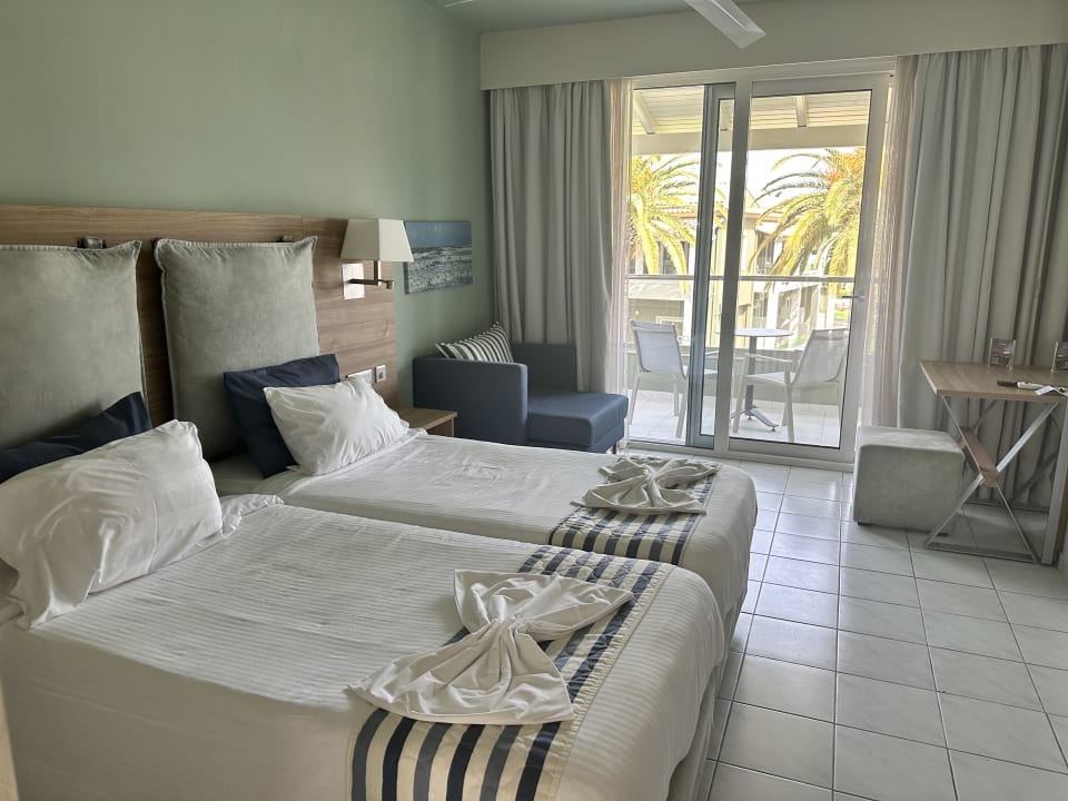 Zimmer Acharavi Beach Hotel