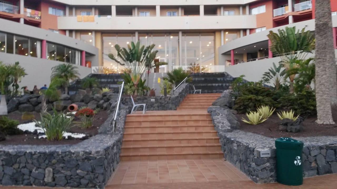 Ansicht Hotel vom Pool Iberostar Waves Gaviotas Park