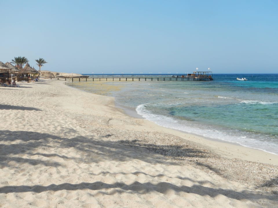 Blick vom Strand auf den Tauchbasis-Jetty Mövenpick Resort El Quseir