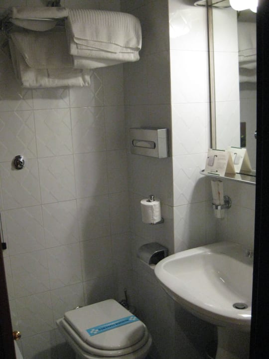 Das Bad im 1. Zimmer Best Western Hotel Ferrari