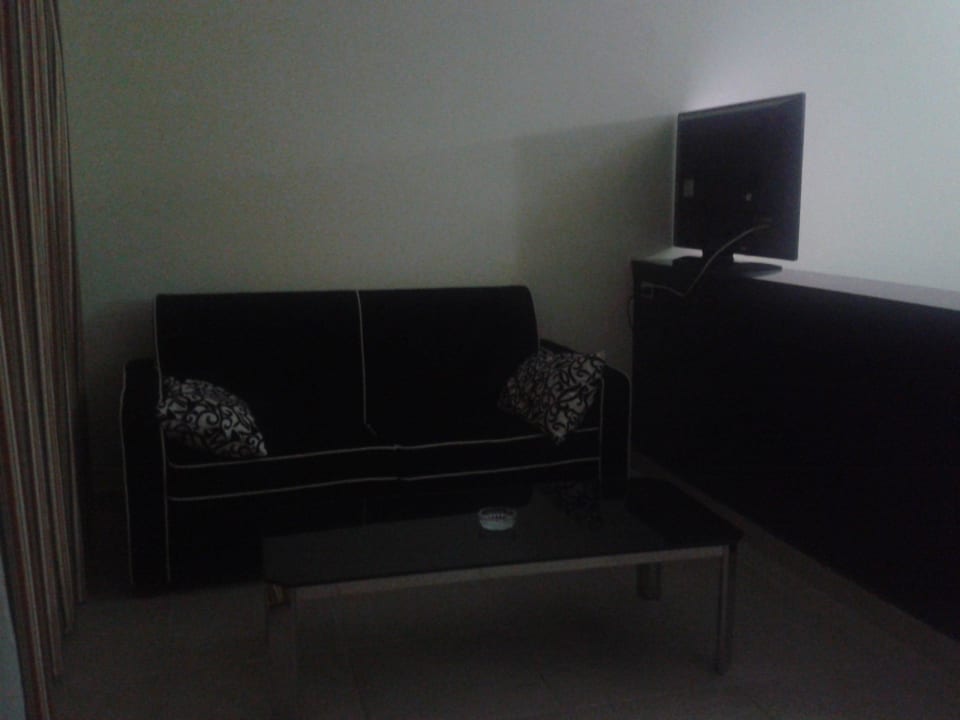 За перегородкой большой диван и журнальный столик  Panorama Bungalows Resort El Gouna