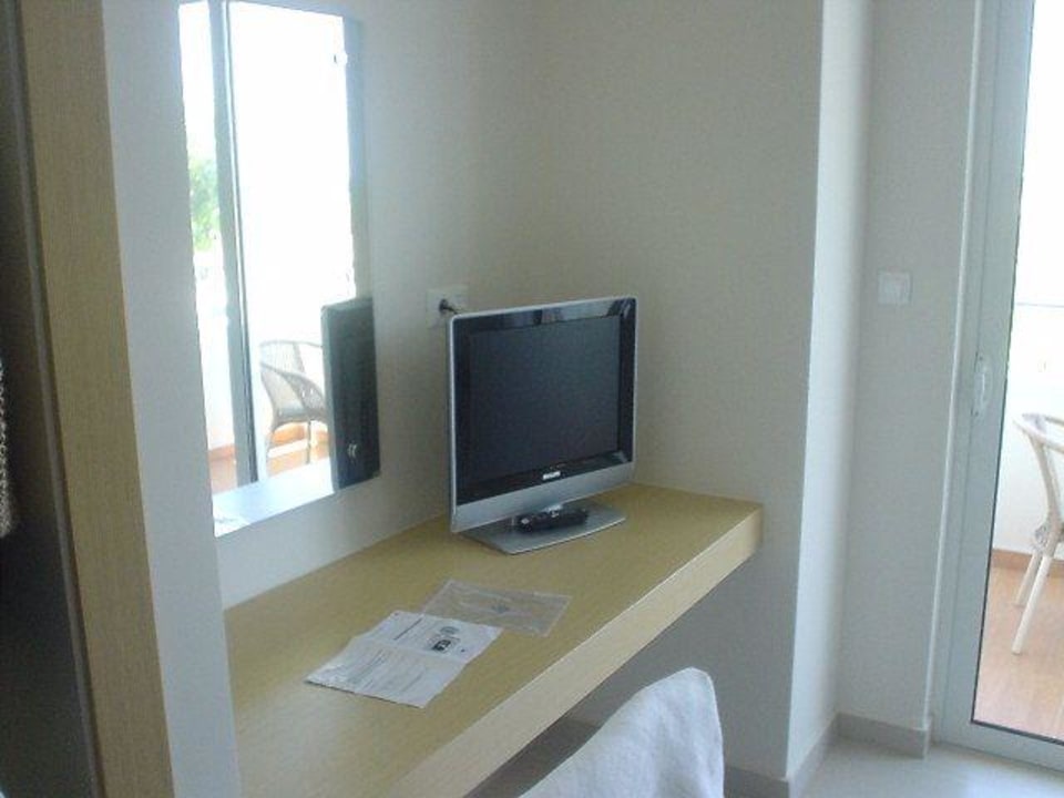 Fernseher im Zimmer Afandou Bay Resort Suites