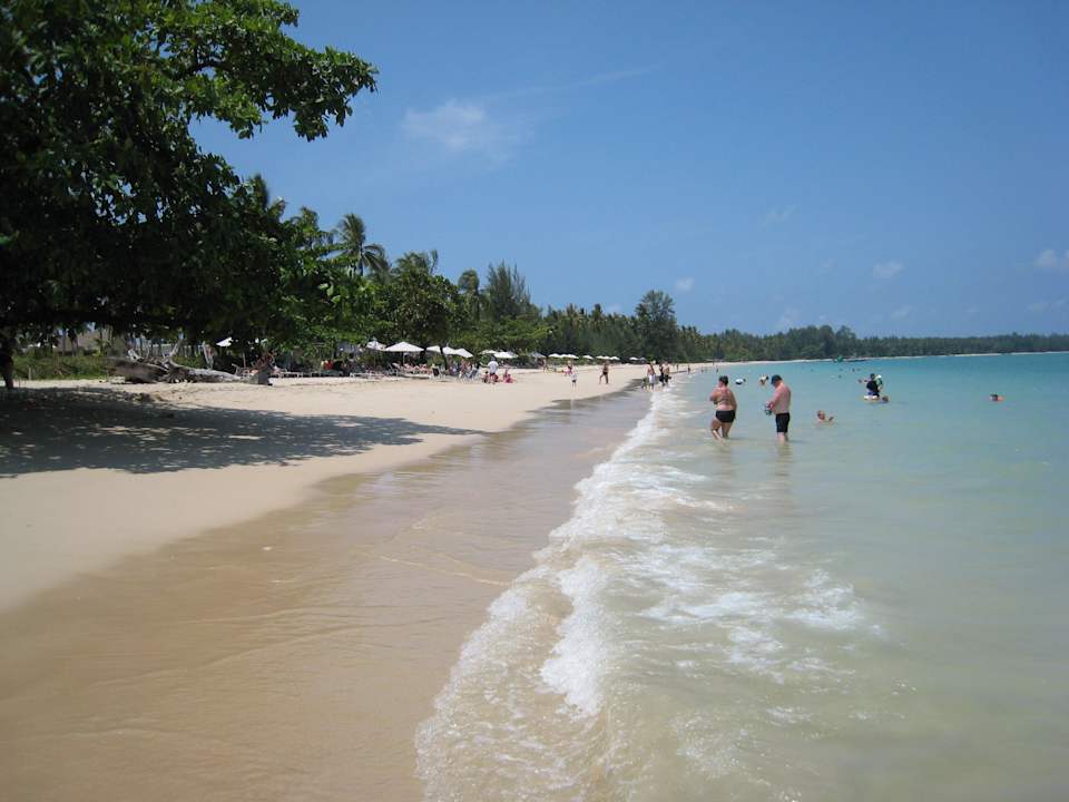 Strand nach links vom Hotel Kantary Beach Hotel - KHAO LAK