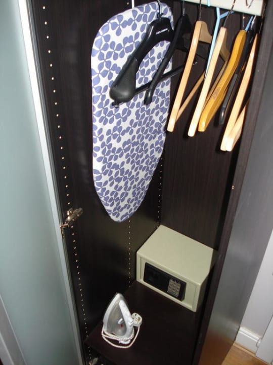Bügeleisen & Bügebrett im Schrank Apart Hotel 73