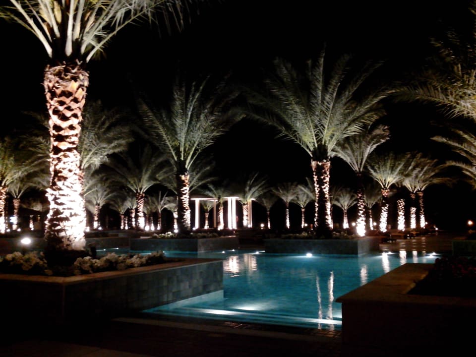Poolanlage am Abend Rixos Al Mairid Ras Al Khaimah