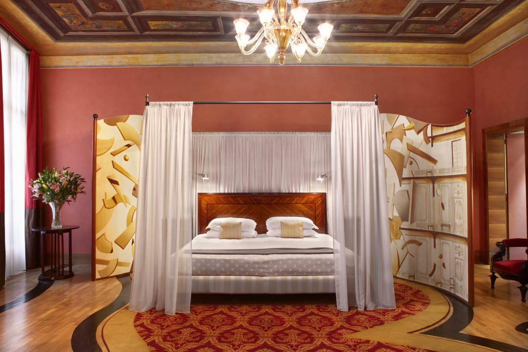 Zimmer Hotel Saturnia & International