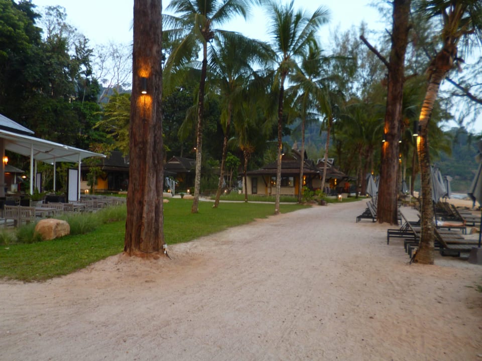 Links der Frühstücksraum, rechts das Meer Moracea by Khao Lak Resort
