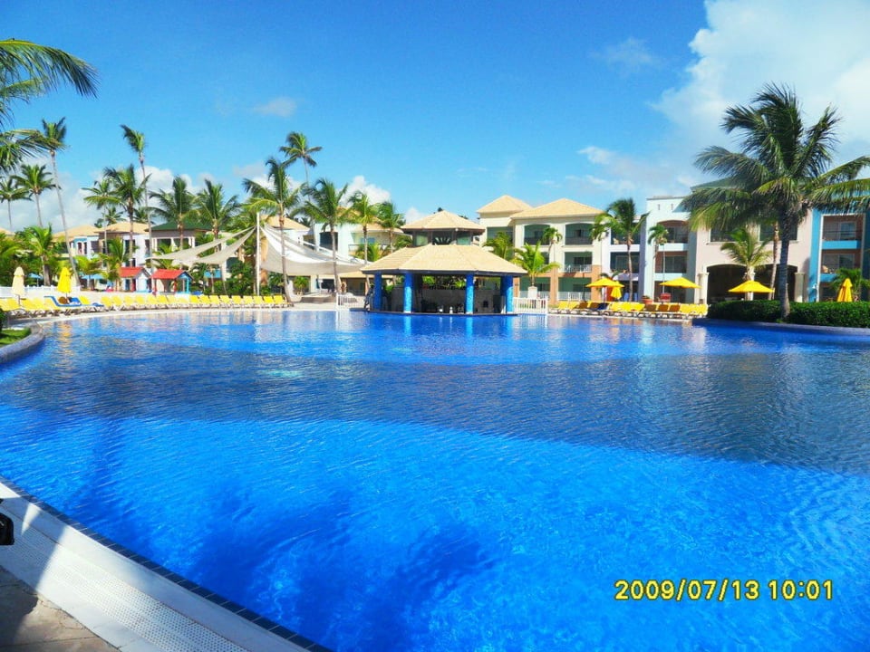 Blick von der Poolanlage auf Poolbar und Wohnhaus Ocean Blue & Sand