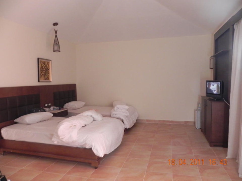 Sehr bequeme, große Betten (Zimmer 406)  Pickalbatros Alf Leila Wa Leila Resort - Neverland Hurghada