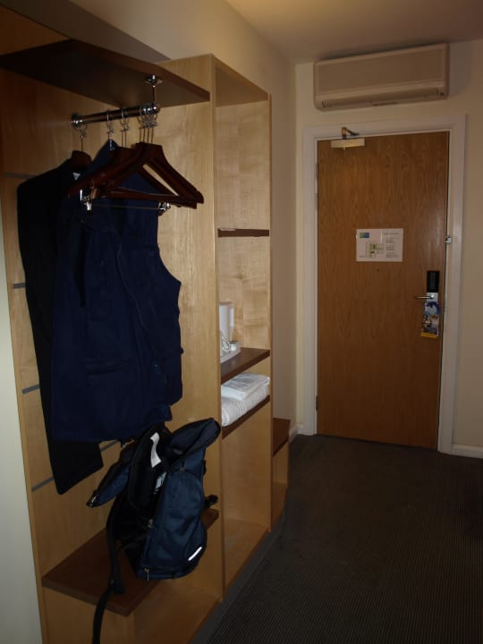 Vorraum mit Kleiderablage Holiday Inn Express London Croydon