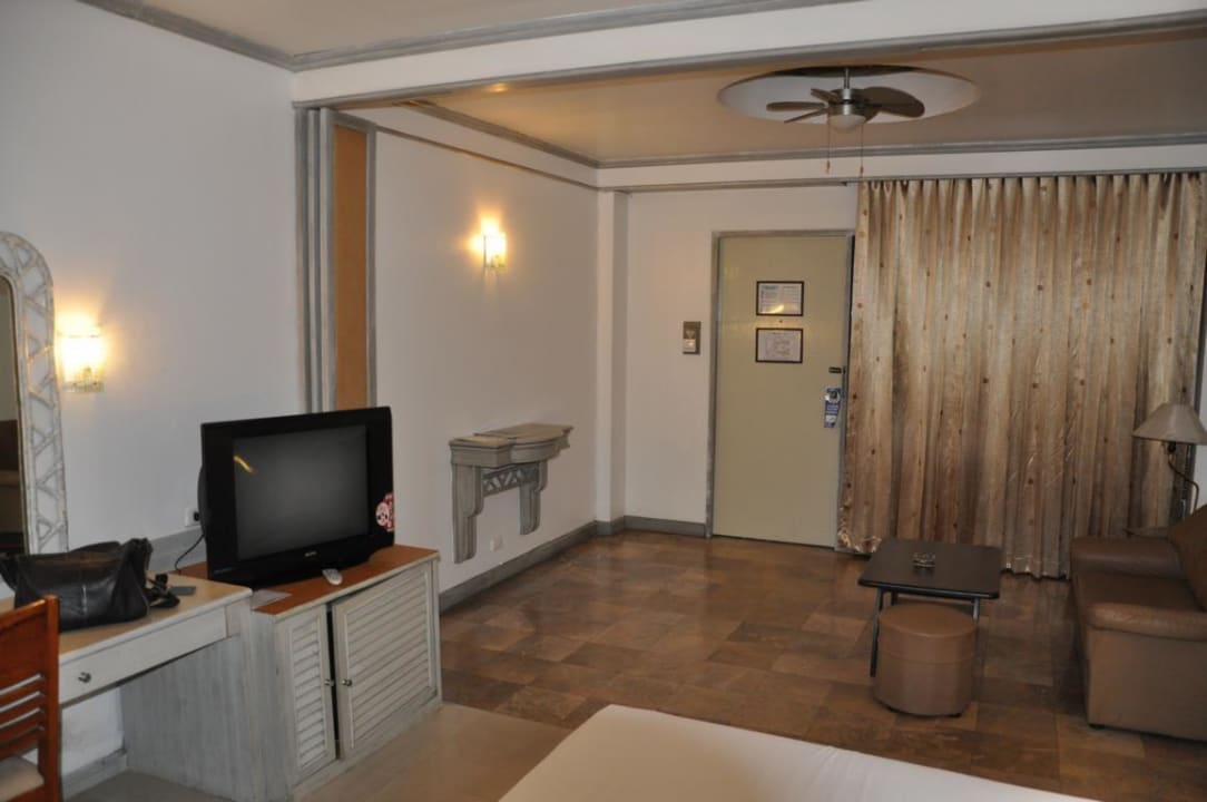 Blick in den Wohnbereich Basaya Beach Hotel & Resort