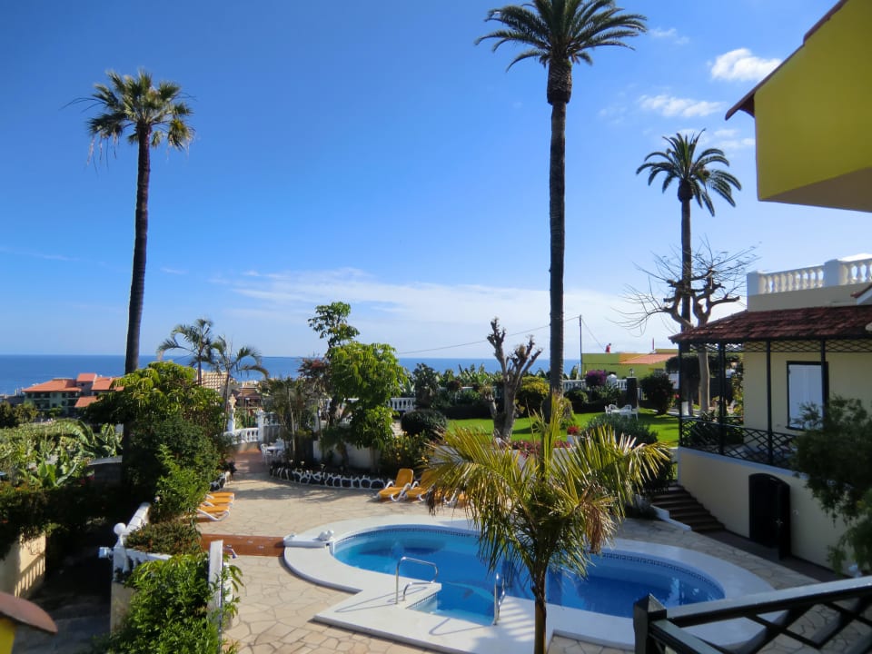 Von Dachterrasse über Garten und Pool zum Meer Villa Rosalva