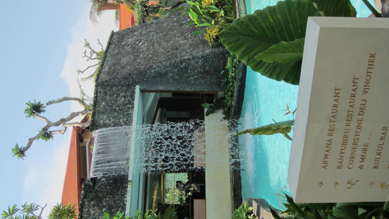 Fitnessstudio hinter Wasserfall The Laguna A Luxury Collection Resort & Spa