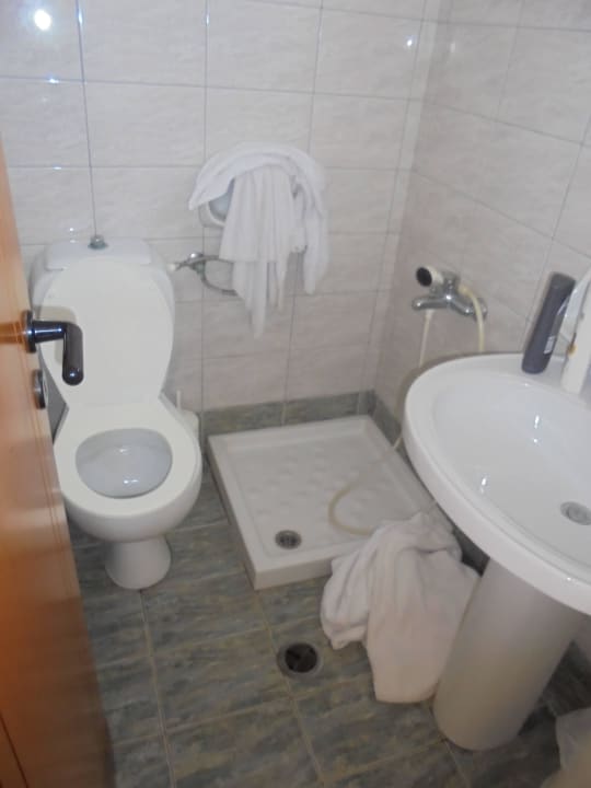 Awful shower Kasapakis Hotel & Apartments