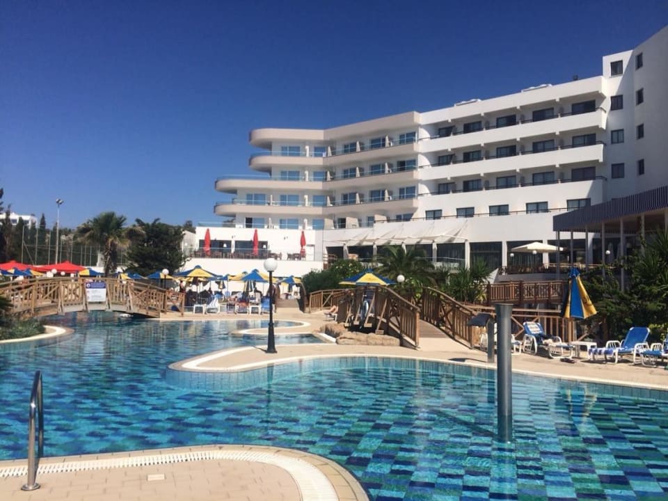 Blick auf Pool und Zimmer Melissi Beach Hotel & Spa