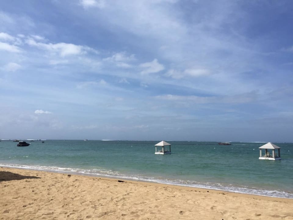 Schöner sauberer Strandabschnitt Puri Santrian
